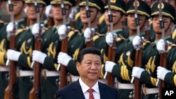 中國國家主席習近平在北京的人民大會堂外檢閱儀仗隊。 （資料照）