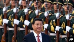 中国国家主席习近平在北京的人民大会堂外检阅仪仗队。（资料照）