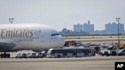 美國衛生官員力圖確定迪拜飛抵紐約客機人員染病原因。