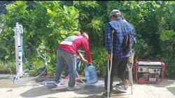 Pelayanan Penyediaan air bersih oleh Relawan Gema Difabel di salah satu posko pengungsian. (Foto: Syafar Malolo)