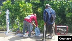Pelayanan Penyediaan air bersih oleh Relawan Gema Difabel di salah satu posko pengungsian. (Foto: Syafar Malolo)