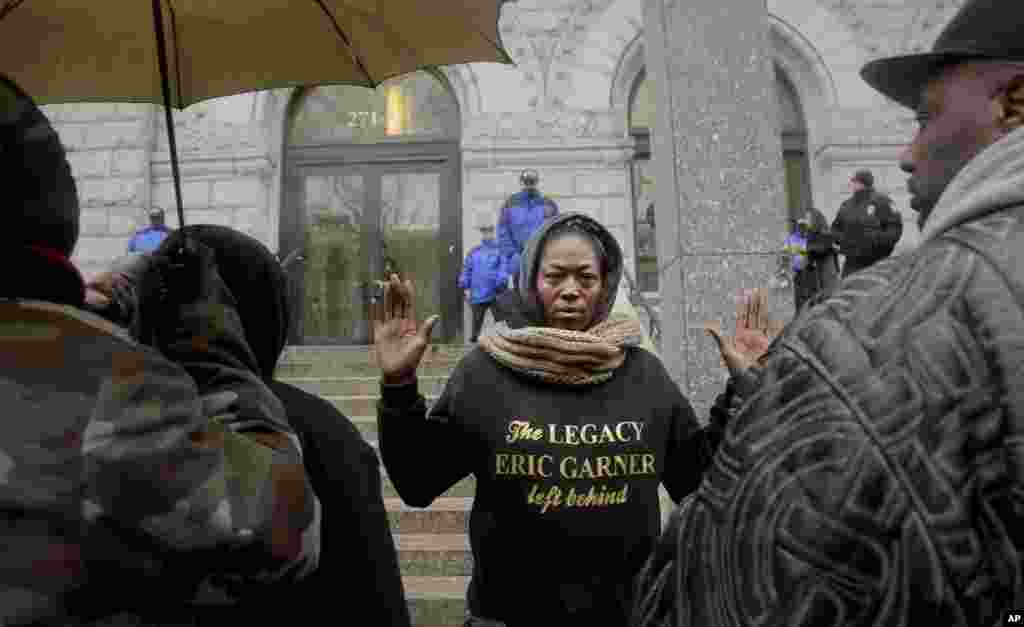 미국 뉴욕에서 백인 경찰관의 체포 과정 중 사망한 흑인 남성 에릭 가너의 어머니 주얼 밀러 씨(가운데)와 가족들이 해당 경찰관의 기소를 요구하며, 연방 검찰 건물 앞에서 시위를 벌였다.