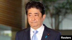 Thủ tướng Nhật Shinzo Abe đến văn phòng tại Tokyo, ngày 14/5/2017, sau khi quân đội Hàn quốc nói Bình Nhưỡng đã phóng một phi đạn từ một vùng gần bờ biển phía tây của Hàn quốc. 