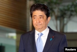 ນາຍົກລັດຖະມົນຕີ ຍີ່ປຸ່ນ ທ່ານ Shinzo Abe ໄປຮອດບ້ານພັກຂອງທ່ານ ໃນນະຄອນຫຼວງໂຕກຽວ ຂອງຍີ່ປຸ່ນ, ໃນພາບນີ້ ທີ່ຖ່າຍໂດ Kyodo, ວັນທີ 14 ພຶດສະພາ 2017, ລັງຈາກກອງທັບຂອງເກົາຫຼີໃຕ້ ໄດ້ກ່າວວ່າ ເກົາຫຼີເໜືອ ໄດ້ຍິງ ລູກຈະຫລວດ ທີ່ບໍ່ສາມາດລະບຸໄດ້ ຈາກຂົງເຂດ ໃກ້ກັບແຄມຝັ່ງທາງທິດຕາເວັນຕົກຂອງຕົນ. (Kyodo/via REUTERS)