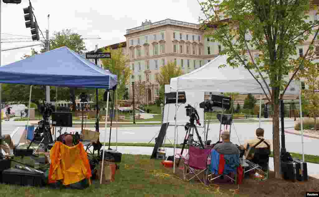 Members of the media wait in front of Emory University Hospital after an ambulance carrying the American doctor Kent Brantly, who has contracted the Ebola virus, arrived in Atlanta, Georgia, Aug. 2, 2014.&nbsp;