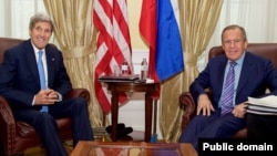Menlu AS John Kerry (kiri) dan Menlu Rusia Sergei Lavrov (foto: dok). Kerry membahas isu kehadiran militer Rusia di Suriah melalui telepon dengan Menlu Rusia Lavrov.