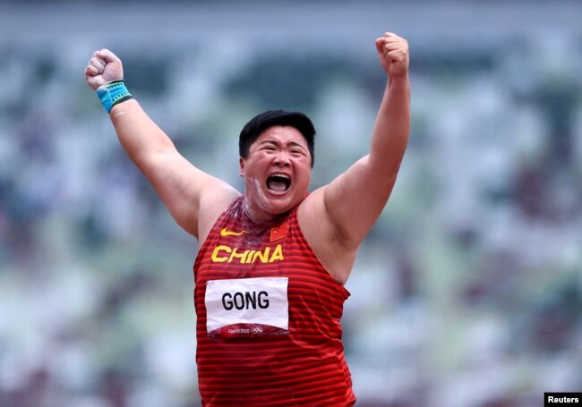中国铅球女运动员巩立姣在东京奥运会赛场上。(2021年8月1日)