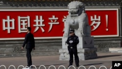 2013年11月7日﹐北京警察和便衣守在共產黨萬歲的巨幅標語牆前。