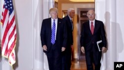 El californiano Andrew Puzder, derecha, fue uno de los primeros que financió la campaña de Trump.