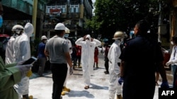 ၀တ်စုံပြည့်ဝတ်ထားတဲ့ မီးသတ်တပ်ဖွဲ့ဝင်တချို့ကို ရန်ကုန်မြို့ရှိ လမ်းတခုတွင် တွေ့ရ (ဧပြီ ၂၁၊ ၂၀၂၀)