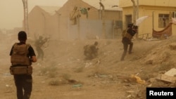 Pasukan keamanan Irak bertempur dengan tentara ISIS di bagian timur Ramadi, provinsi Anbar, 14 Mei lalu.