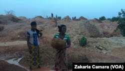 Quelques femmes dans les mines à Siguiri, en Guinée, le 16 mai 2018. (VOA/Zakaria Camara)