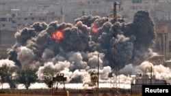 28일 시리아 접경도시 코바니에 미군 주도 연합군의 공습으로 검은 연기가 피어오르고 있다. 터키 쪽 수루크에서 바라본 모습.