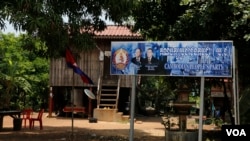 Party logo of Cambodia People’s Party located in front of deputy Kandal Krom village chief in the Khmer Rouge area of Anlong Veng district (Sun Narin/VOA Khmer)