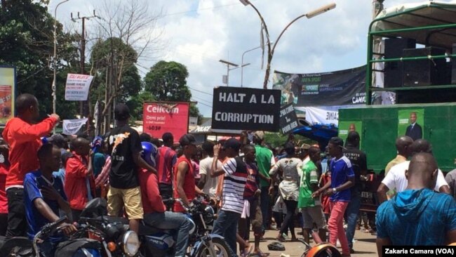 Des opposants � Alpha Cond� avec des pancartes � Conakry, Guinea, August 2nd, 2017. (VOA/Zakaria Camara)