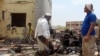 星期一，在也门南部城市亚丁，亲政府的武装人员聚集在自杀式汽车炸弹爆炸现场。（2016年8月29日）