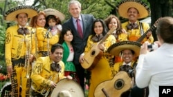 El expresidente George Bush posa con el mariachi de Los Hermanos Mora Arriaga durante la celebración del Cinco de Mayo de 2007.