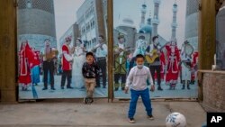 孩子在新疆乌鲁木齐街头踢足球。（2021年4月21日）