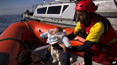 Cinq Canots Pneumatiques Et Une Barque En Bois Transportant 906 Migrants Interceptes En Libye