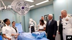 El vicepresidente de EE.UU., Mike Pence y su esposa Karen recorren el buque hospital USNS Comfort antes de iniciar su viaje de cinco meses en América Latina y el Caribe. 