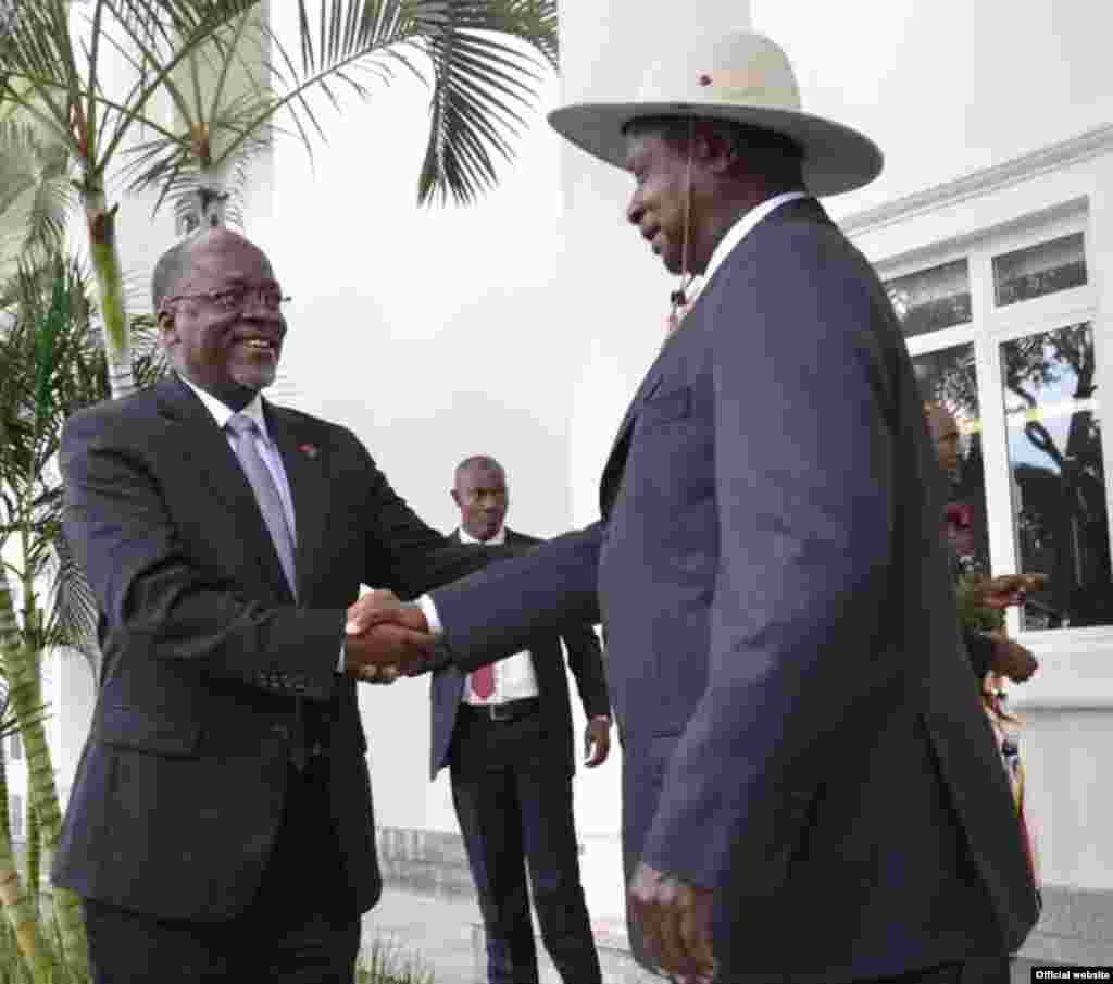 Rais John Pombe Magufuli akilakiwa na mwenyeji wake Rais Mteule wa Uganda Yoweri Kaguta Museveni.