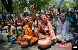 Villagers from various Indian states shout slogans during a protest demonstration to highlight the water shortage across the country in New Delhi, India on May 5, 2016.