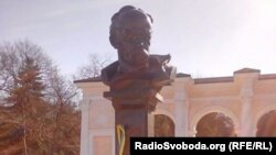 До пам'ятника Шевченку в Сімферополі прикріпили стрічку з кольорами українського прапора, 9 березня 2015 року