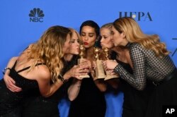 Para pemeran serial televisi "Big Little Lies" berpose dengan piala penghargaan mereka pada ajang tahunan "Golden Globe Awards ke-75" di Hollywood, 7 Januari 2018. Dari kiri: Laura Dern, Nicole Kidman, Zoe Kravitz, Reese Witherspoon dan Shailene Woodley.