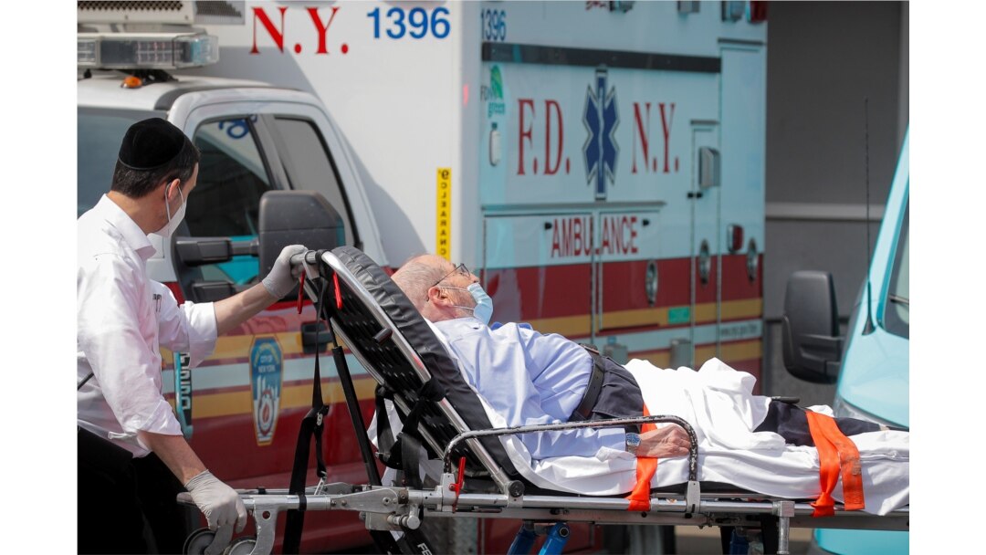 Seorang pasientiba di Maimonides Medical Center, di area Borough Park di Brooklyn, New York, AS, di tengah melonjaknya kembali kasus Covid-19, 25 September 2020.
