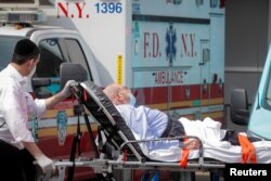Seorang pasientiba di Maimonides Medical Center, di area Borough Park di Brooklyn, New York, AS, di tengah melonjaknya kembali kasus Covid-19, 25 September 2020.