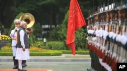 Tư liệu: Thủ tướng Ấn độ Narendra Modi (trái) và Thủ tướng VN Nguyễn Xuân Phúc duyệt lại hàng quân danh dự tại buổi lễ chào mừng Thủ tướng Ấn độ tới thăm Hà nội ngày 3/9/2016) (AP Photo/Hau Dinh)