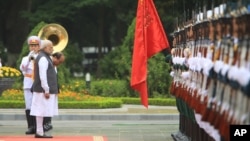 Thủ tướng Ấn Độ và Việt Nam trong lễ tiếp đón ở Hà Nội hôm 3/9.