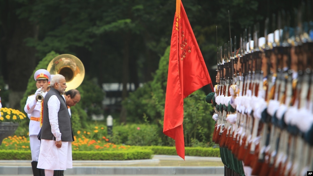 Thủ tướng Ấn Độ và người đồng nhiệm Việt Nam trong lễ đón tiếp ông Modi tới Hà Nội tháng Chín năm 2016.