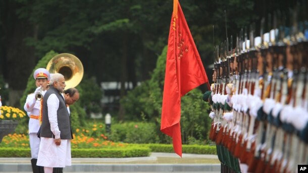 Thủ tướng Ấn Độ và người đồng nhiệm Việt Nam trong lễ đón tiếp ông Modi tới Hà Nội tháng Chín năm 2016.