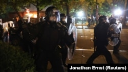 Policia u akciji protiv demonstranata u Vašingtonu, nedaleko od Bele kuće, 31. maja 2020. (REUTERS/Jonathan Ernst)