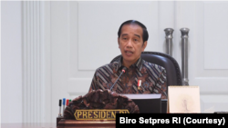 Presiden Jokowi dalam rapat terbatas di Istana Kepresidenan di Jakarta, Senin (22/11). Presiden menegaskan penerapan PPKM level 3 selama periode liburan Nataru diperlukan sebagai antisipasi untuk mencegah ledakan kasus COVID-19. (Foto: Courtesy/Biro Setp