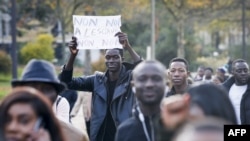 Un homme brandit une affiche mentionnant "Non non à l'esclavage" au cours d'une marche contre "l'esclavage en Libye", Paris, 18 novembre 2017.