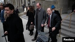 El productor de cine Harvey Weinstein sale de la corte en Nueva York durante su juicio por violación, el 20 de febrero de 2020.
