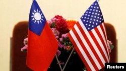 2018年3月27日台北举行的一个美台会议上摆放的台湾和美国国旗。（路透社照片）