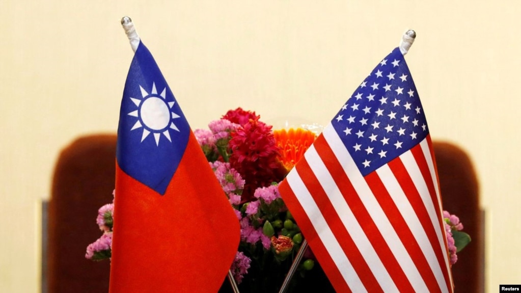2018年3月27日台北举行的一个美台会议上摆放的台湾和美国国旗。（路透社照片）(photo:VOA)