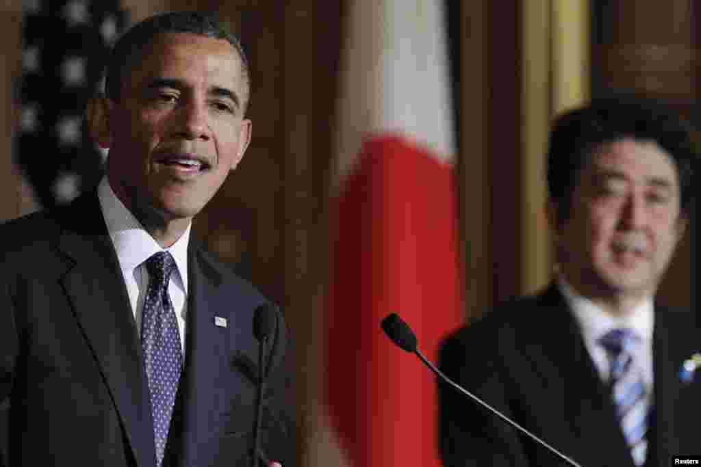 일본을 국빈방문 중인 바락 오바마 미국 대통령(왼쪽)이 24일 아베 신조 일본총리와의 정상회담에 이어 공동기자회견에 참석했다.