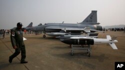 Jet tempur FC-1 Xiaolong buatan China dipamerkan di Zhuhai Airshow di Zhuhai, China selatan. (Foto: Dok)