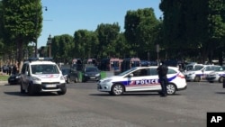 警车阻止行驶车辆进入法国巴黎香榭丽舍大道(2017年6月19日)