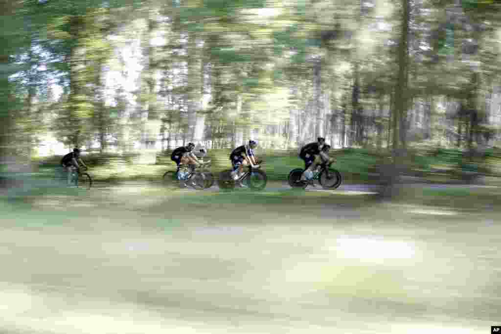 Team Sky with Britain&#39;s Christopher Froome trains on their time-trial bicycles near Utrecht, Netherlands, one day ahead of the start of the three-week-long Tour de France.