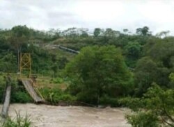 Jembatan gantung yang putus di Desa Manau 9 II, Kecamatan Padang Guci Hulu, Kabupaten Kaur, Provinsi Bengkulu, Senin 20 Januari 2020. (Foto: Basarnas Bengkulu).