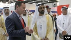Sheikh Mohammed bin Rashid al-Maktoum (kanan), Wakil Presiden dan Perdana Menteri Uni Emirat Arab menghadiri pembukaan eksebisi pertahanan di Abu Dhabi National Exhibtion Centre, 17 Februari 2019. (Foto: AFP)
