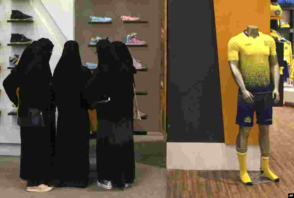 Perempuan Arab Saudi berbelanja di mall di Riyadh. Perempuan di seluruh penjuru Arab Saudi mencatat sejarah pada hari Sabtu (12/12), saat mereka bisa memilih dan menjadi kandidat dalam pemilihan pemerintah untuk pertama kalinya.