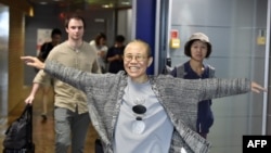 Bà Lưu Hà, góa phụ của khôi nguyên giải Nobel Hòa bình Lưu Hiểu Ba, cười khi tới sân bay Helsinki trên đường tới Đức sau khi được Trung Quốc thả tự do sau 8 năm bị quản thúc tại gia.