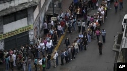 베네수엘라 카라카스에 마련된 투표소 앞에 길게 줄을 늘어선 유권자들