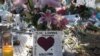 玛乔丽·斯通曼·道格拉斯高中追忆死难者的鲜花和纪念品
